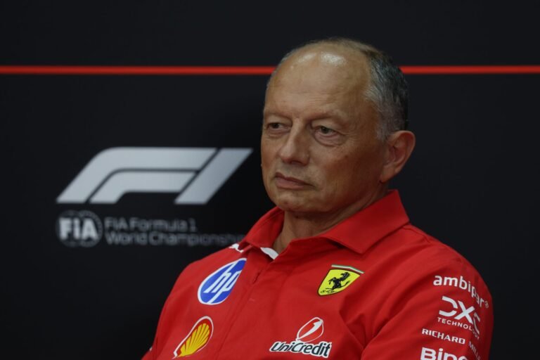 Domenicali pede respaldo a Vasseur e diz que chefe da Ferrari precisa ser forte sob pressão