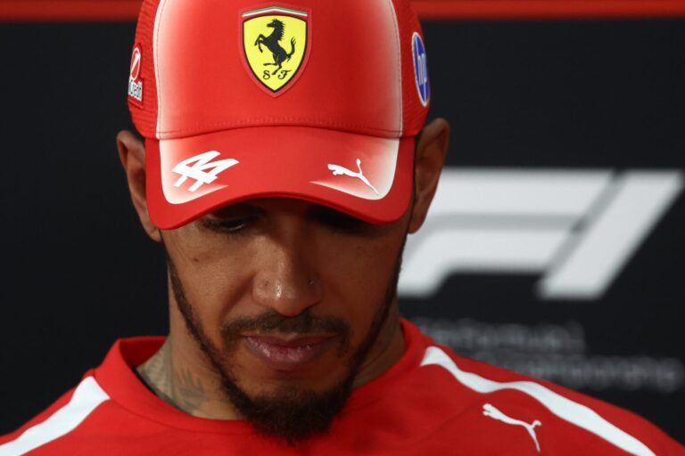 Hamilton diz que Ferrari conviverá com déficit até o fim de 2026 e recebe alerta sobre impacto interno