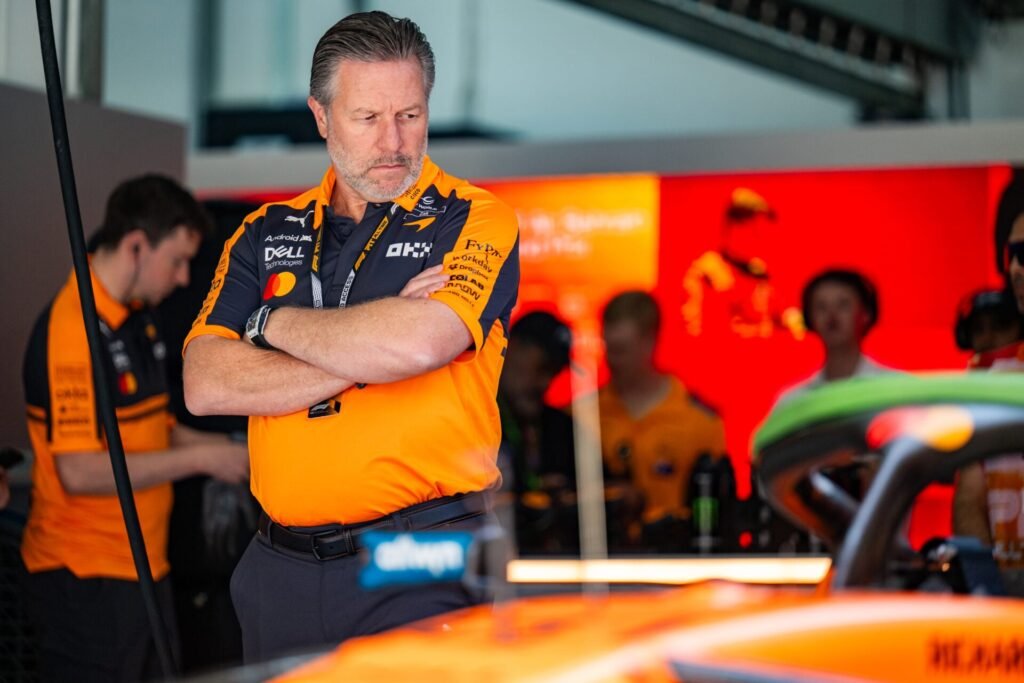 McLaren enfrenta clima pesado após toque de Norris em Piastri na Sprint