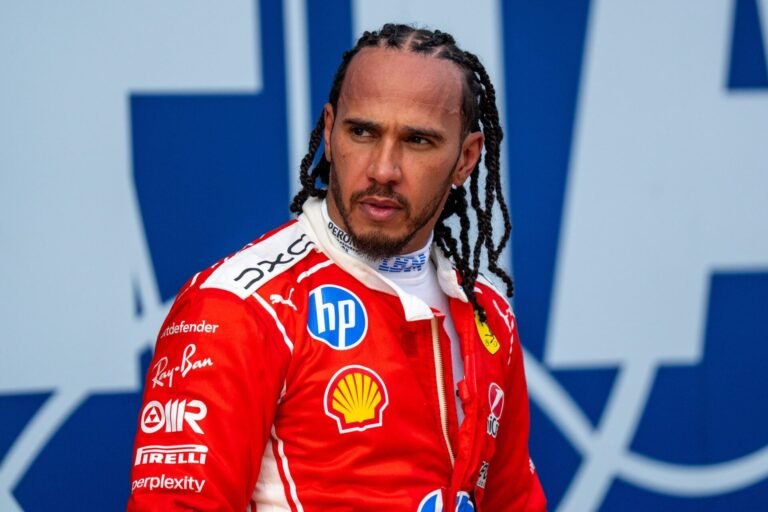 Hamilton questiona escolha da Ferrari no início molhado, mas vai ao pódio no GP do Bahrein