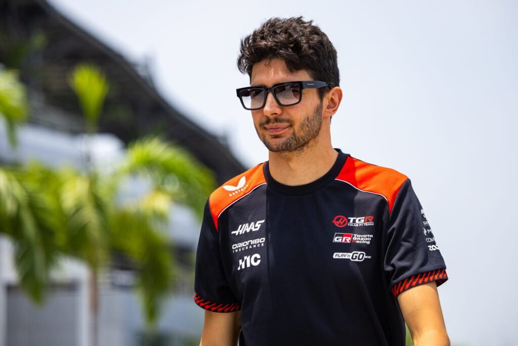 Ocon aparece no motorhome da Mercedes e admite até papel de reserva para 2027