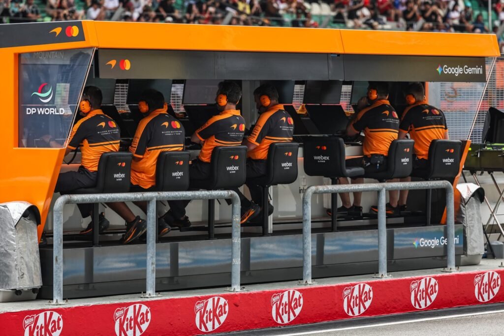 Norris e Piastri batem na volta final da Sprint em Singapura, e comissários não punem McLaren