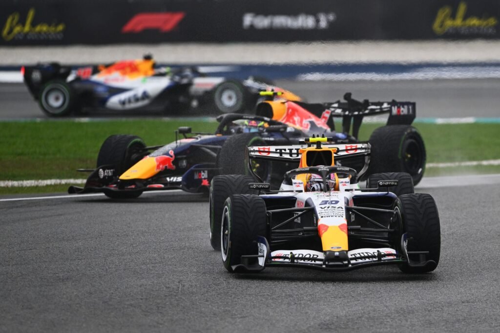 Lawson recebe elogio por duelo com Verstappen após corrida marcada por recuperação e ordem da Racing Bulls