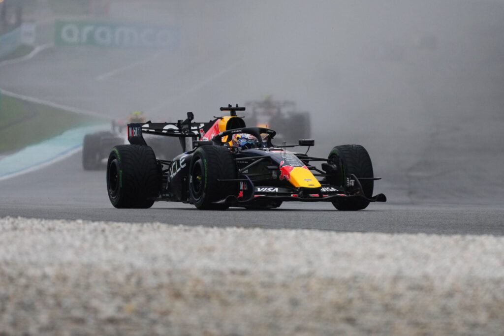 Verstappen vence após caos na volta de formação e pane momentânea no Bahrein na Malásia