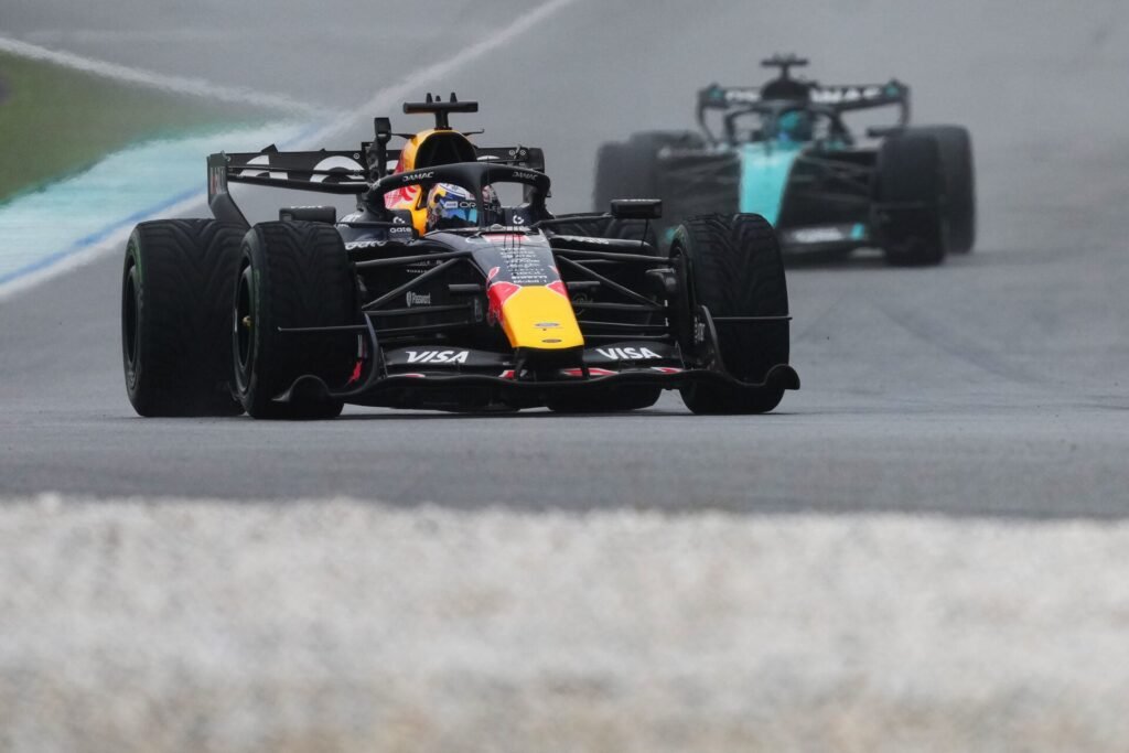 Montoya vê Mercedes em alerta após vitória de Verstappen, enquanto Russell seguirá com pacote antigo