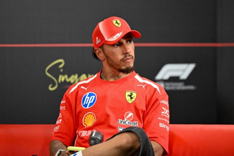 Renovação de Hamilton com a Ferrari segue sem anúncio após sequência de atritos em 2026