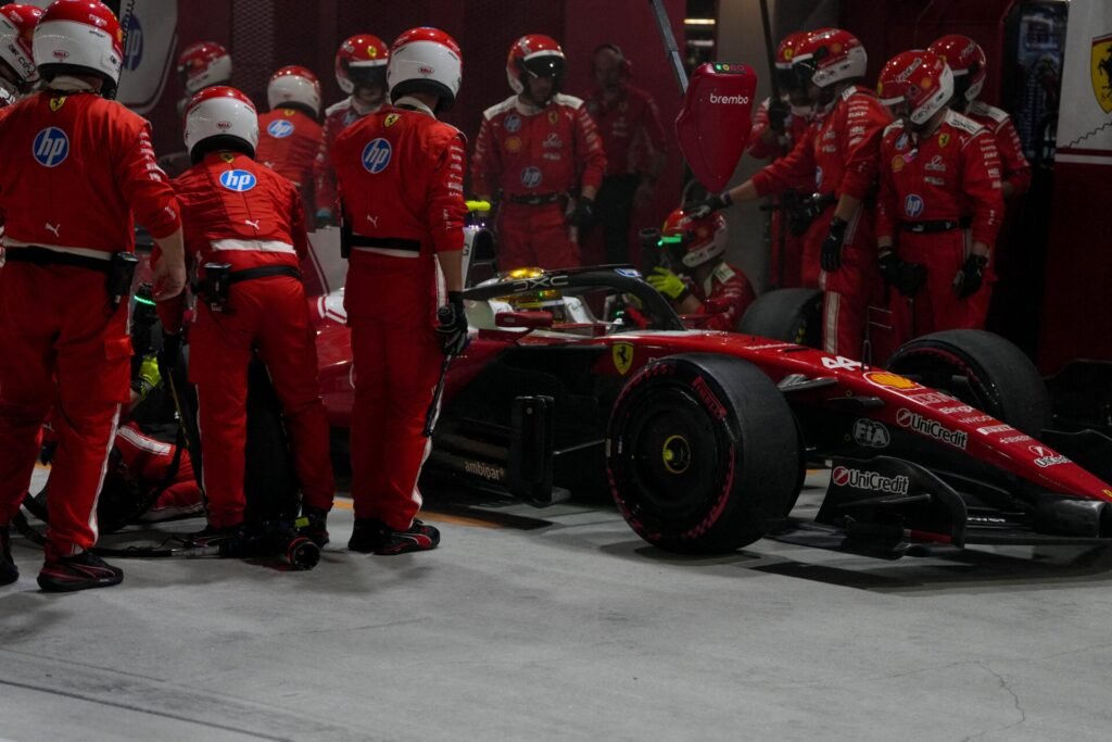 Palmer critica rádio da Ferrari a Hamilton antes de erro estratégico no GP de Singapura