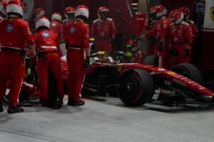 Palmer critica rádio da Ferrari a Hamilton antes de erro estratégico no GP de Singapura