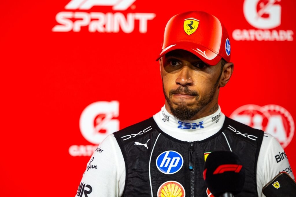 Hamilton contrariou Ferrari em Singapura, perdeu posições e ouviu críticas após erro no pit