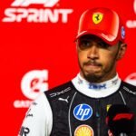 Hamilton contrariou Ferrari em Singapura, perdeu posições e ouviu críticas após erro no pit