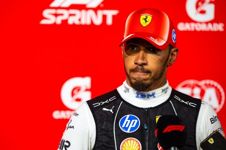 Hamilton contrariou Ferrari em Singapura, perdeu posições e ouviu críticas após erro no pit