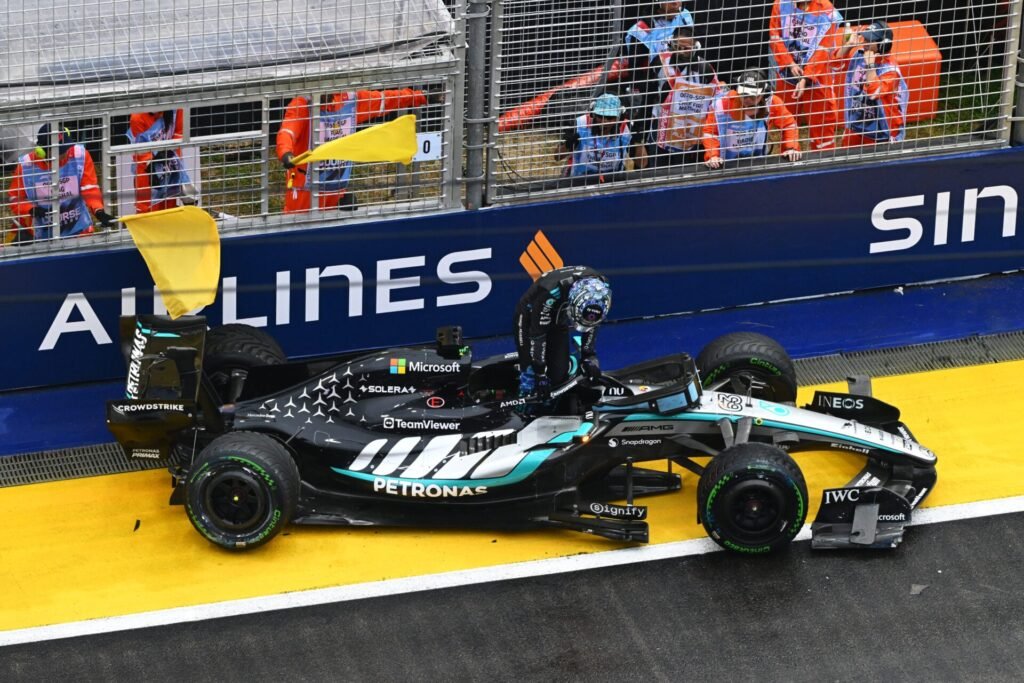 Coulthard critica erro de Russell na Sprint em Singapura após batida na liderança