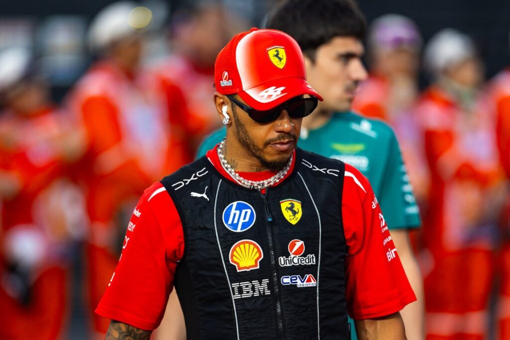 Hamilton pede desculpas à Ferrari após estratégia fracassar em Singapura; FIA arquiva investigação
