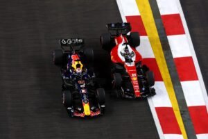 Leclerc vê chance escapar na largada em Singapura, e Verstappen elogia duelo limpo