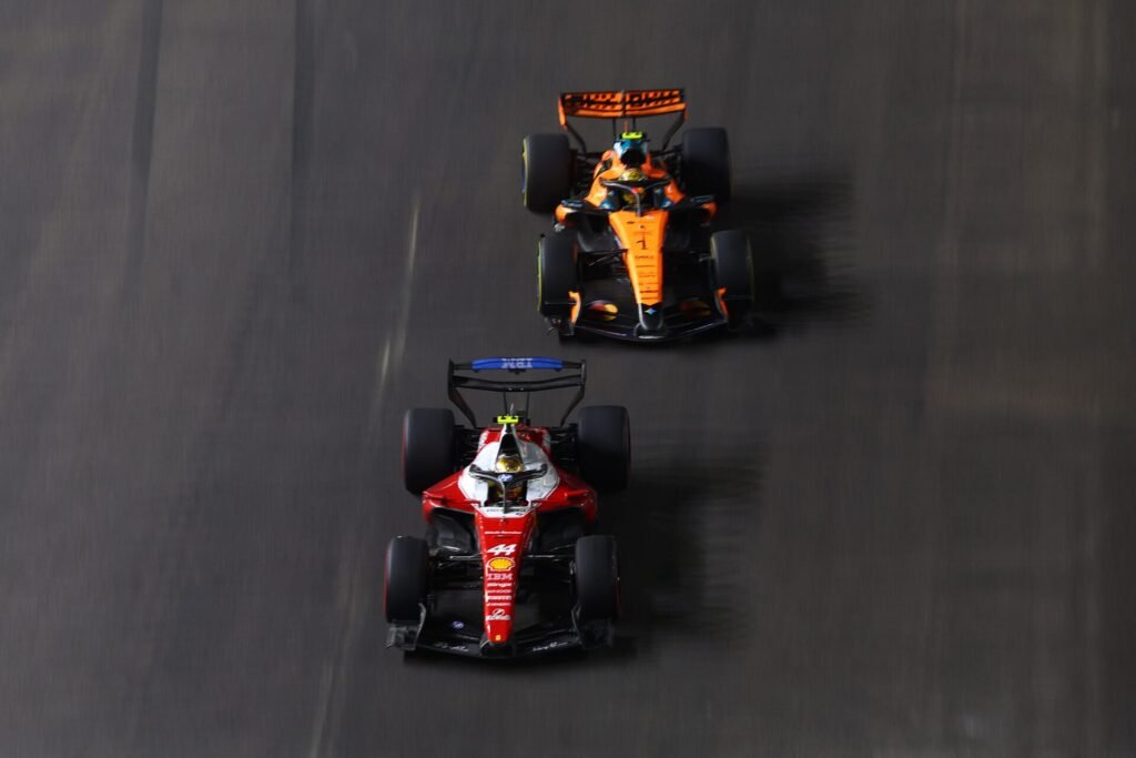 Norris critica escolha da Ferrari no GP de Singapura após disputa com Hamilton