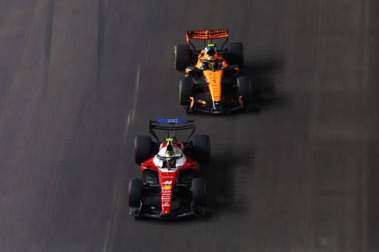 Norris critica escolha da Ferrari no GP de Singapura após disputa com Hamilton