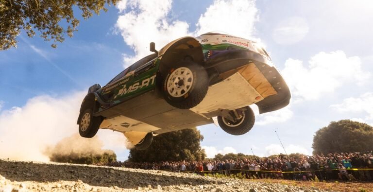 Evans leva o título de 2026 no WRC em final caótico na Sardenha, com nova vitória de Solberg