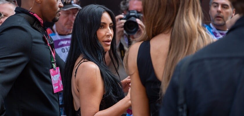 Kim Kardashian volta ao paddock e acompanha Hamilton na Sprint do GP de Singapura