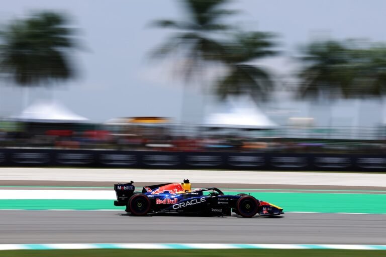 Red Bull vê sinais de evolução no RB22 após primeiro dia de testes em Sepang