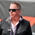 Brundle questiona neutralidade da Mercedes na disputa entre Antonelli e Russell em 2026