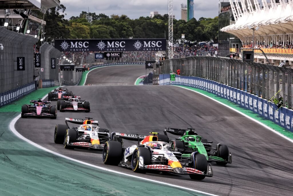 São Paulo inicia decoração urbana para o GP com peças da Fórmula 1 em avenidas e pontos da cidade