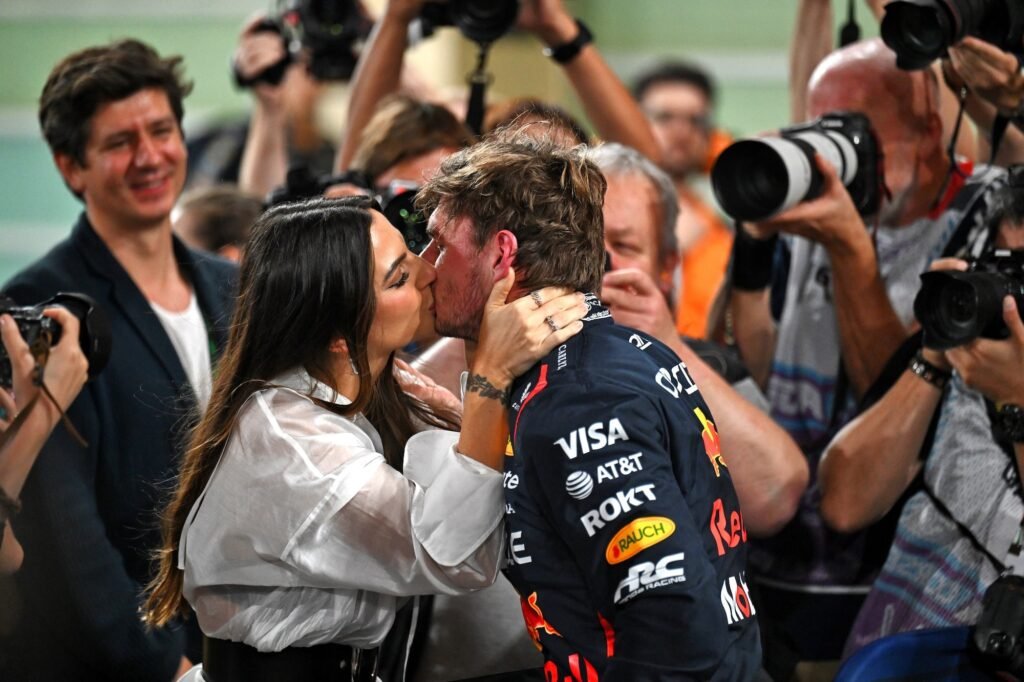 Verstappen aparece com Kelly Piquet e Penélope em parque temático antes do GP dos Estados Unidos