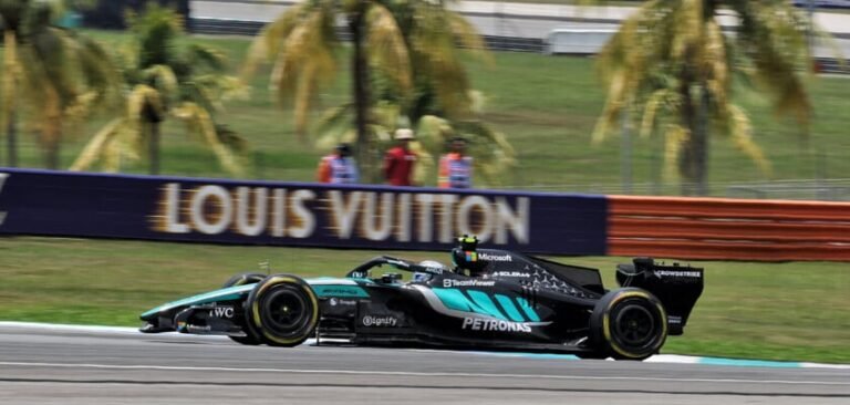 Mercedes vê atualizações perderem efeito com superaquecimento dos pneus em Sepang