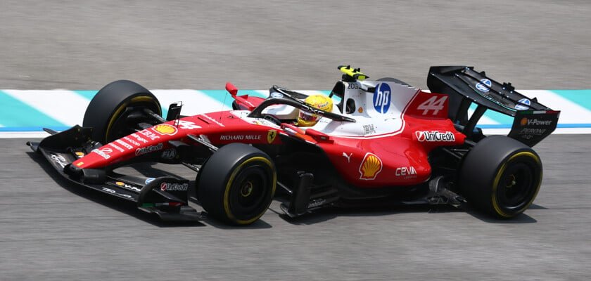 Hamilton recebe advertência após incidente com Bortoleto no Treino Livre 2; Ferrari é multada