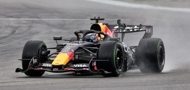 Imprensa internacional exalta vitória de Verstappen em Sepang, a primeira dele na F1 2026