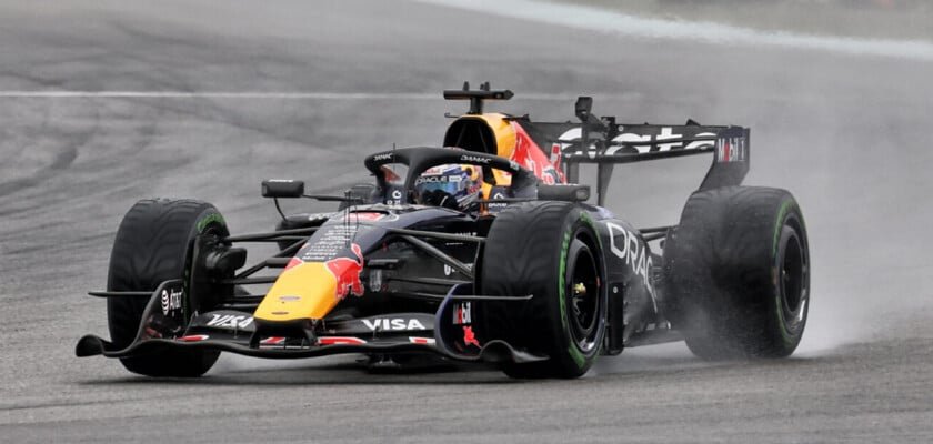 Imprensa internacional exalta vitória de Verstappen em Sepang, a primeira dele na F1 2026