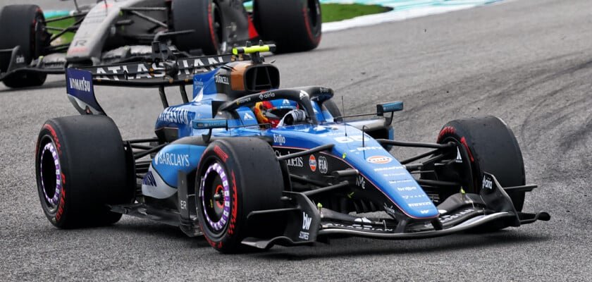 Sainz critica regulamentos da F1 após falha de software que causou perda de potência