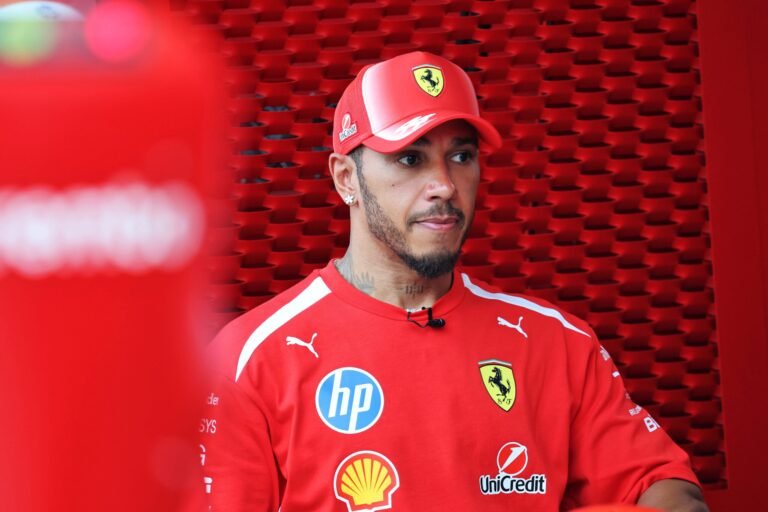 Hamilton diz que já trabalha com engenheiros da Ferrari em correções para o carro de 2027
