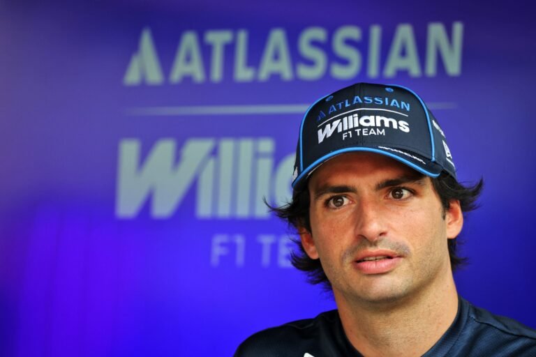 Sainz critica fiscais após incidente com Lindblad na largada do GP dos Estados Unidos