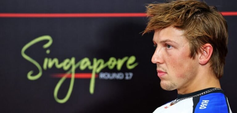 Lawson questiona decisão dos comissários após toque entre Norris e Piastri na Sprint em Singapura