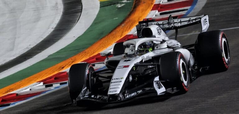 Cadillac insistiu no rádio até Pérez abrir passagem para Leclerc no GP de Singapura