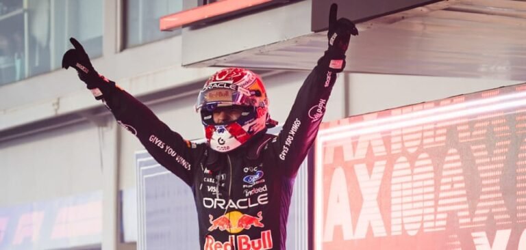 Verstappen domina em Singapura, Norris admite erro com Piastri e Ferrari responde sobre Hamilton