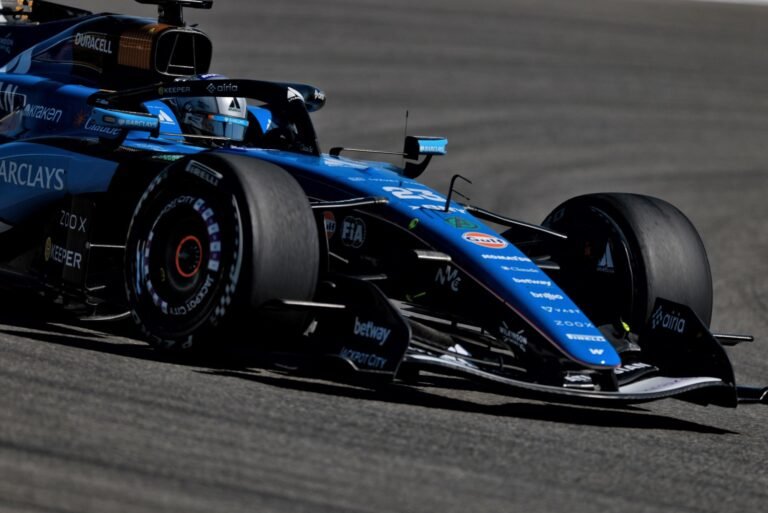 Williams usa treinos de sexta nos EUA para desenvolver carro de 2027 e fecha o dia no fim do grid