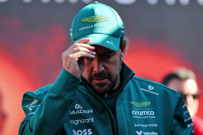 Alonso mantém crítica a pilotos do fim do grid após batida com Albon