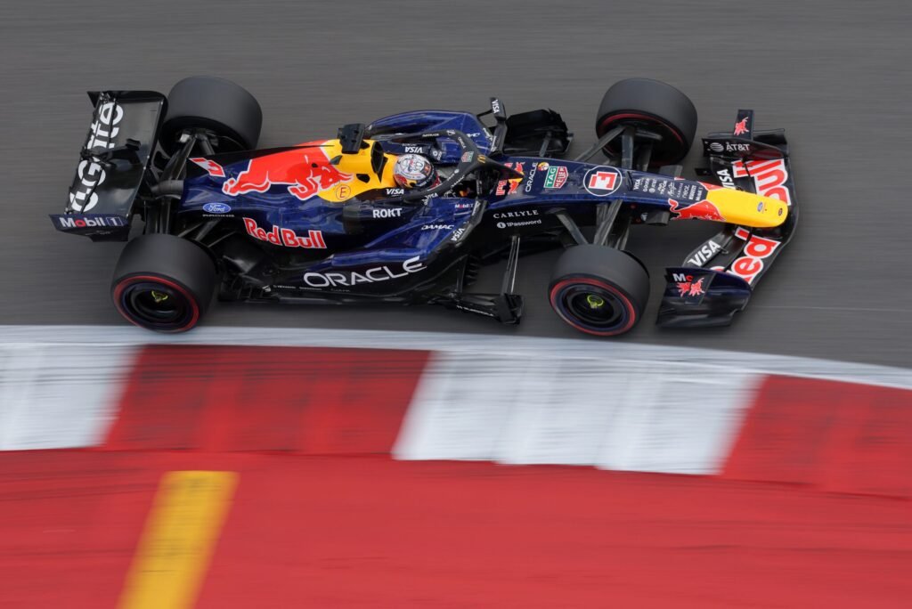 Verstappen chega a seis pontos de Russell e mira vice-liderança na reta final da F1
