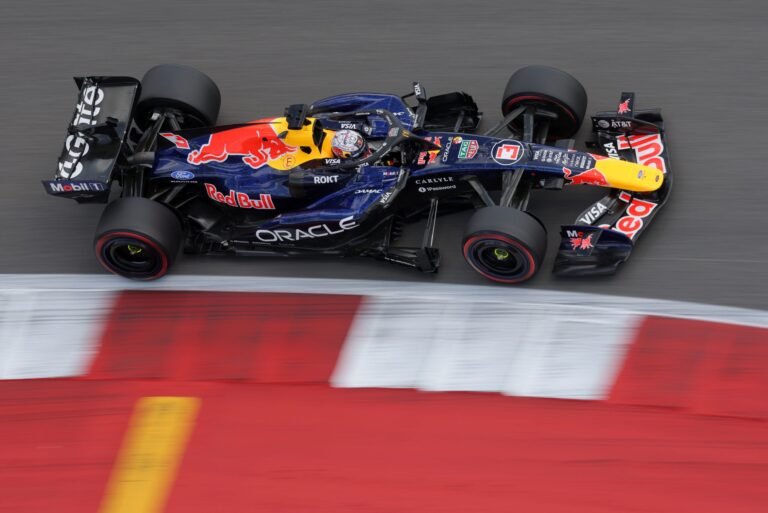 Verstappen chega a seis pontos de Russell e mira vice-liderança na reta final da F1