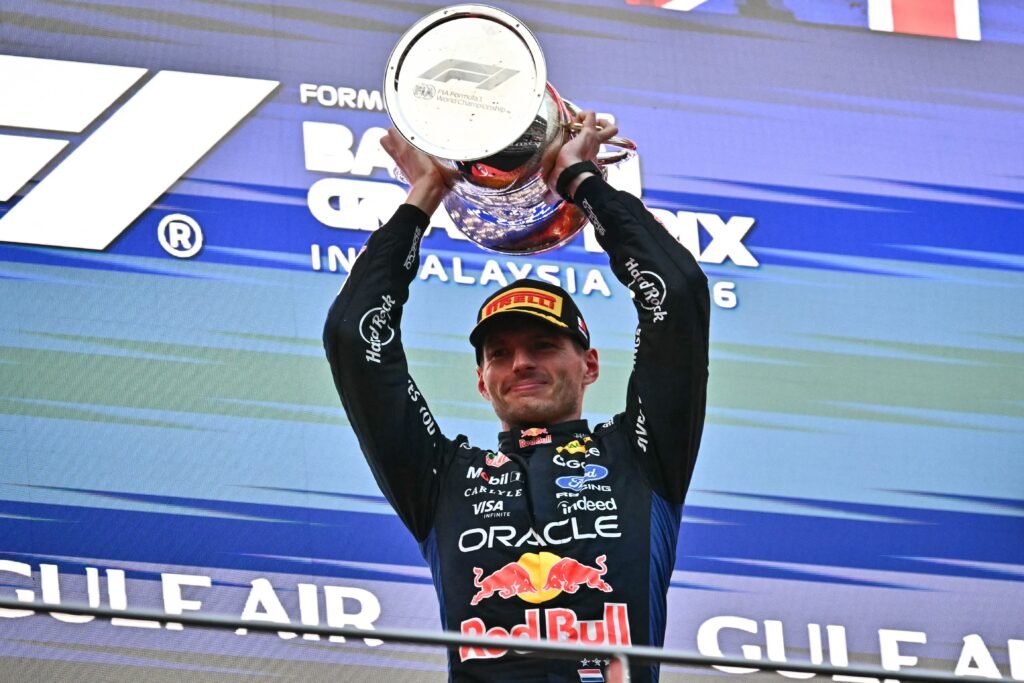 Verstappen vence GP do Bahrein disputado na Malásia após caos com falha de software