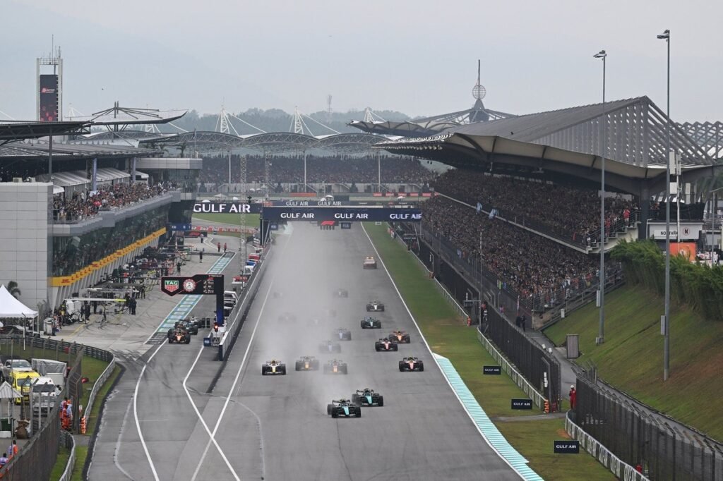 FIA explica atraso de 1h40 na largada após falhas de potência em carros de F1