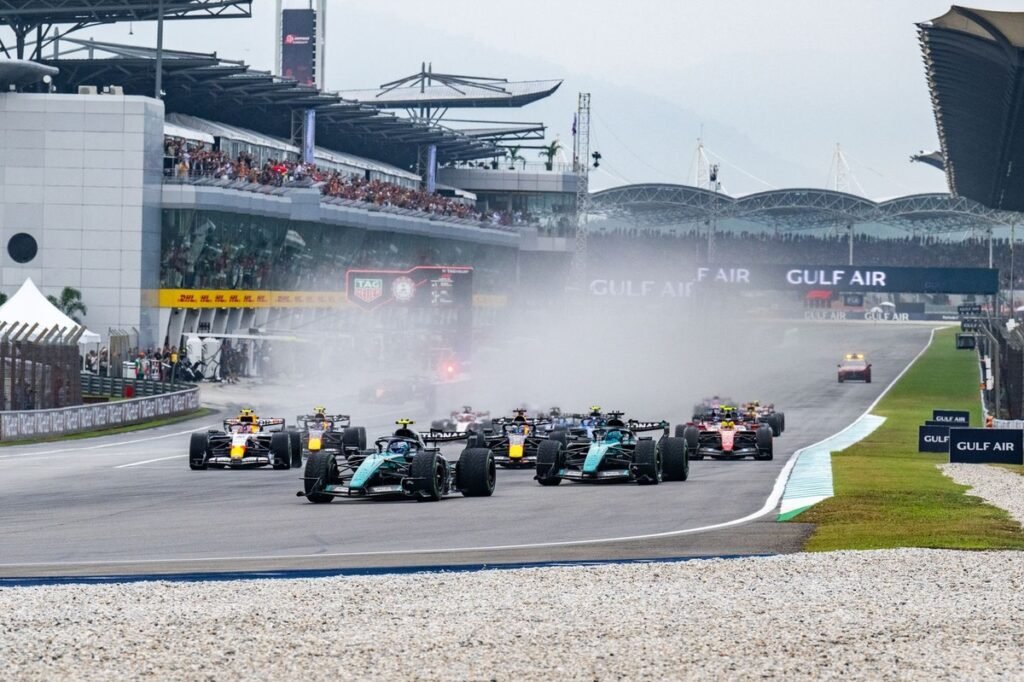 Mercedes pede simplificação na F1 após caos com carros de 2026 na Malásia