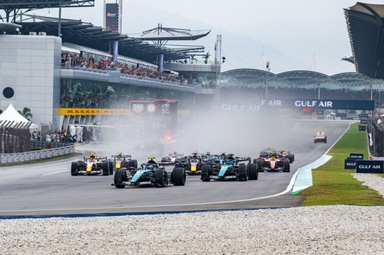 Mercedes pede simplificação na F1 após caos com carros de 2026 na Malásia