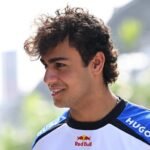 Racing Bulls confirma troca de motor de Lindblad, que largará no fim do grid