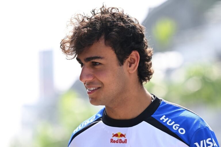 Racing Bulls confirma troca de motor de Lindblad, que largará no fim do grid