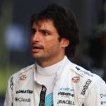 Sainz critica FIA por “desigualdade esportiva” após erro na classificação sprint em Singapura