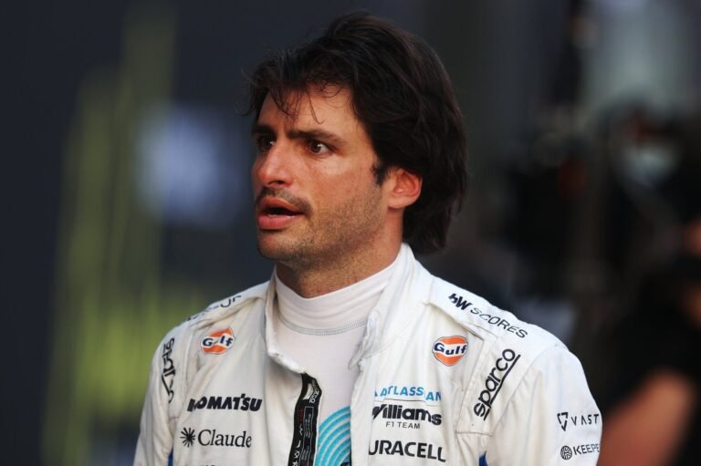 Sainz critica FIA por “desigualdade esportiva” após erro na classificação sprint em Singapura
