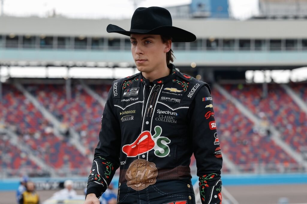 Zane Smith acerta carro de Carson Hocevar após incidente no fim da corrida em Phoenix