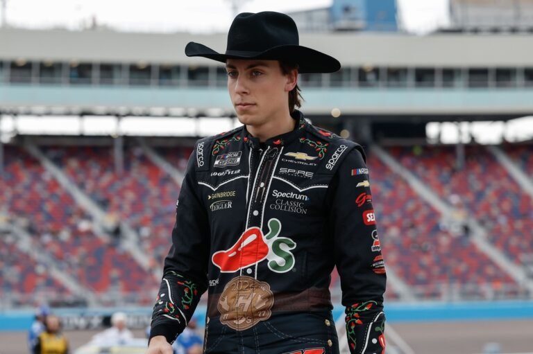 Zane Smith acerta carro de Carson Hocevar após incidente no fim da corrida em Phoenix